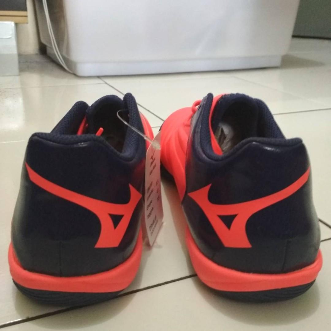 Sepatu Futsal Mizuno Rebula Sala Size 41 Olah Raga Baju Olahraga Di Carousell