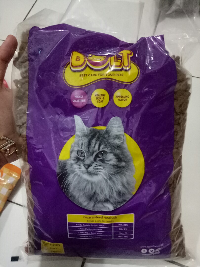 Makanan Kucing Bolt 1 Kg Tuna Salmon Pet Supplies Food On Carousell