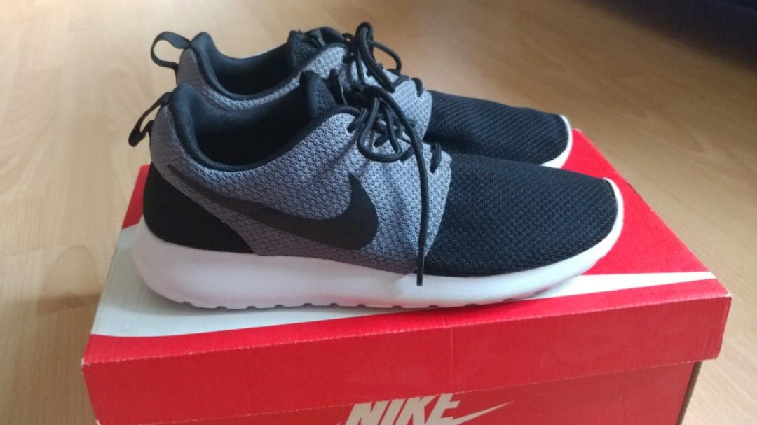 roshe run black grey