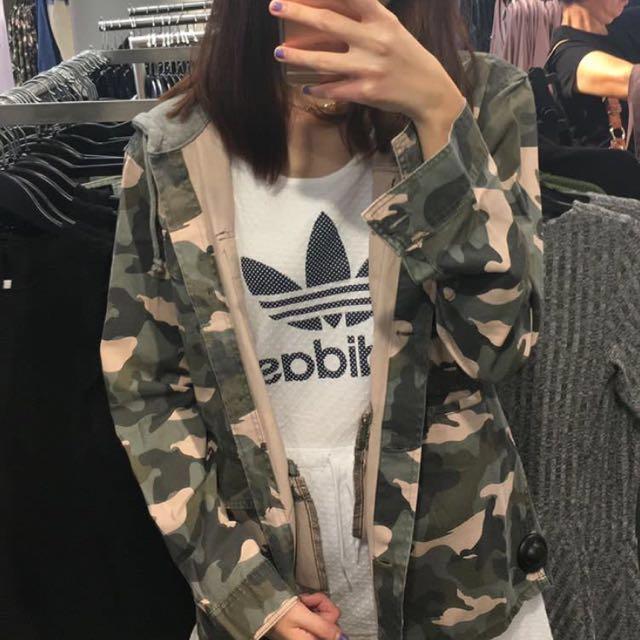 PRICE REDUCED H M CAMO PRINT JACKET Women s Fashion Coats Jackets and Outerwear on Carousell