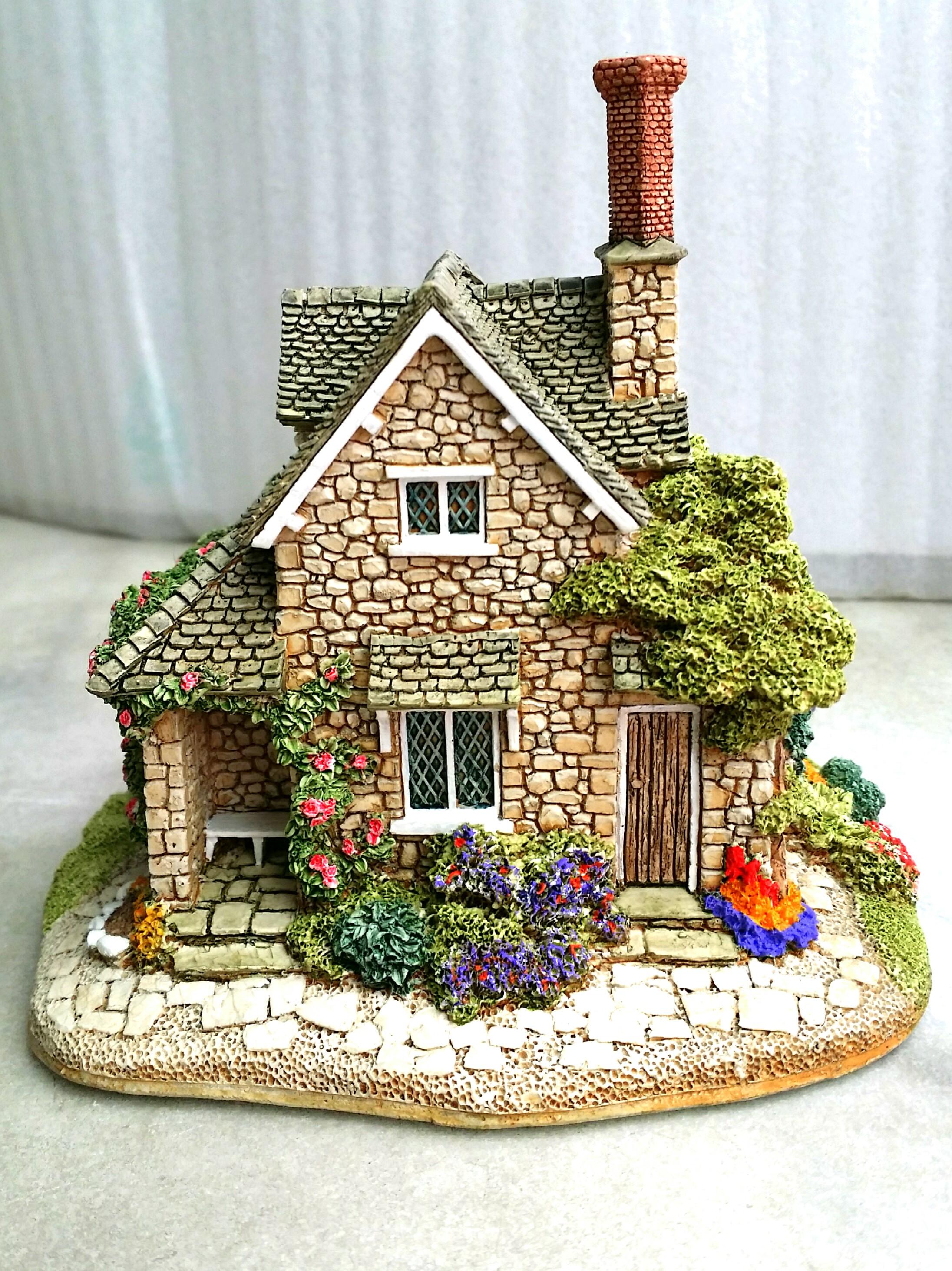 1991 LILLIPUT LANE from the Theme: Classics - Rose Cottage *Retired 1997*  (Vintage Amorphite Plaster Collectible Model showcasing European Historical 