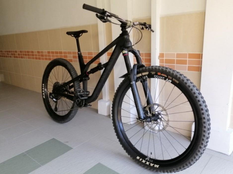 2018 Canyon Spectral CF 8.0 Sports Equipment Bicycles Parts