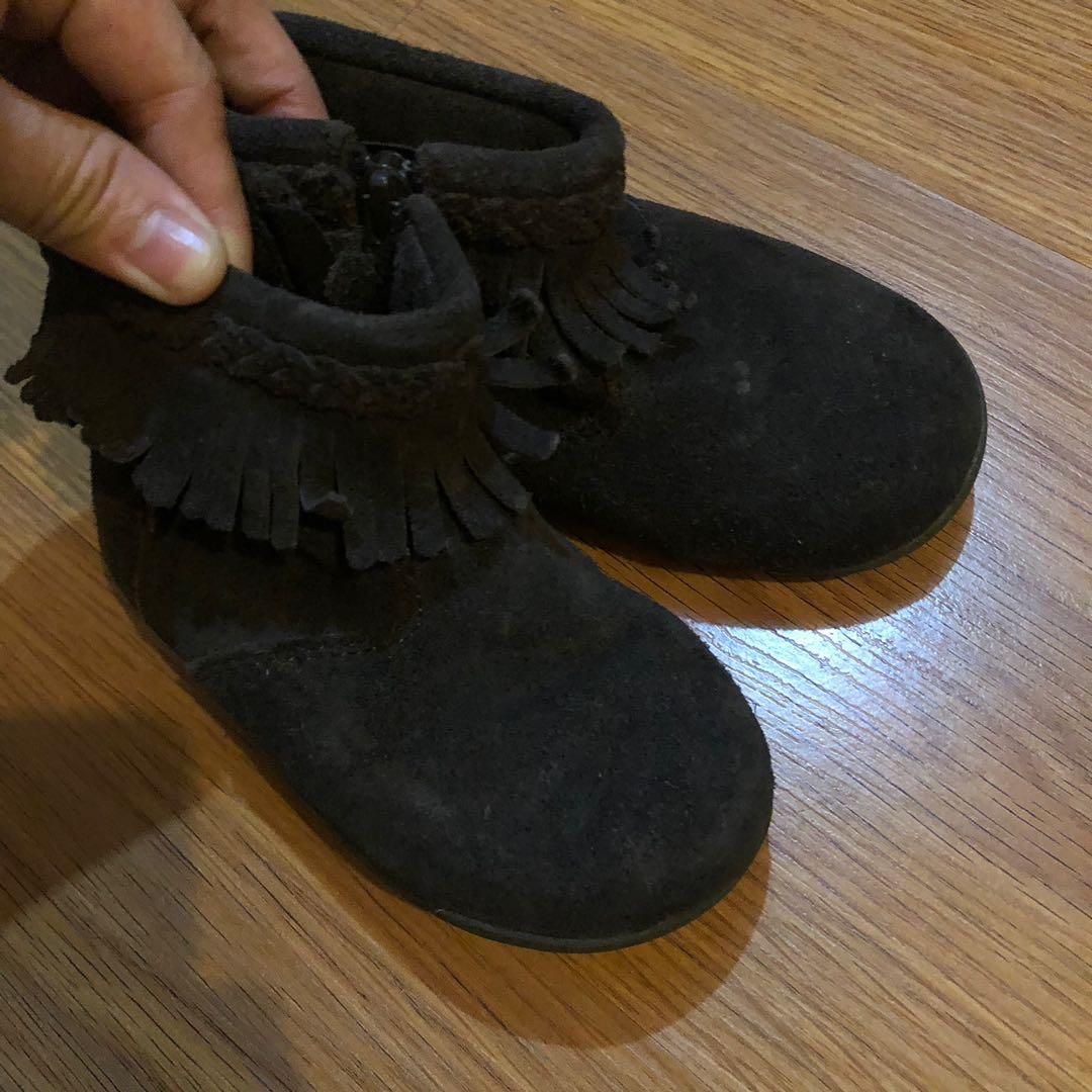Boots (dark brown) (Category: Babies & Kids Fashion) located in Pasig City. Submitted by _glamshop_ (Listing ID 193613304, Image 1). Description: Good na lang sya for costume kasi yung loob medyo nag bakbak na, due to long time storage. Selling it low for those who just needs boots for an event or costume day. .