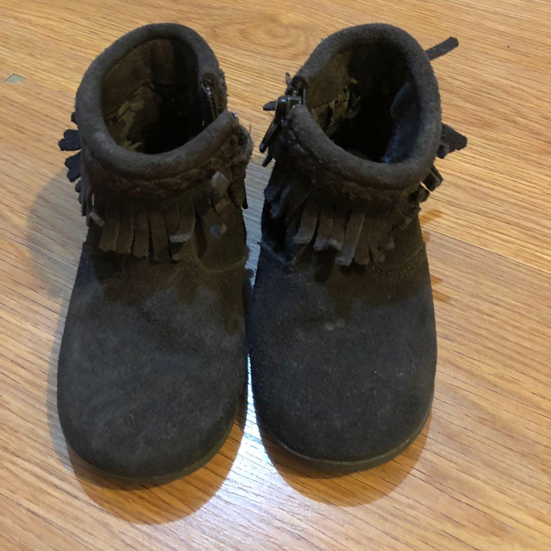 Boots (dark brown) (Category: Babies & Kids Fashion) located in Pasig City. Submitted by _glamshop_ (Listing ID 193613304, Image 2). Description: Good na lang sya for costume kasi yung loob medyo nag bakbak na, due to long time storage. Selling it low for those who just needs boots for an event or costume day. .