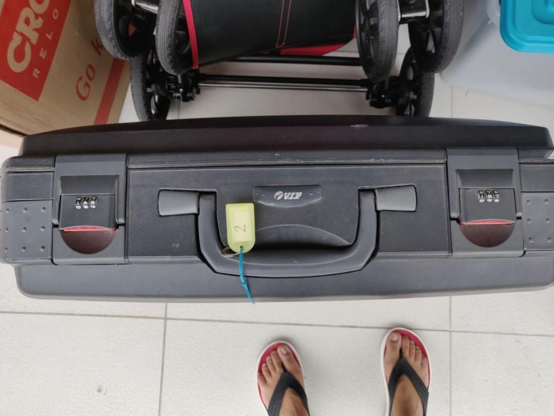 LuggageHardcase VIP suitcase, elanza range. Sparingly used, Everything