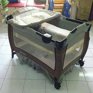Tempat tidur bayi