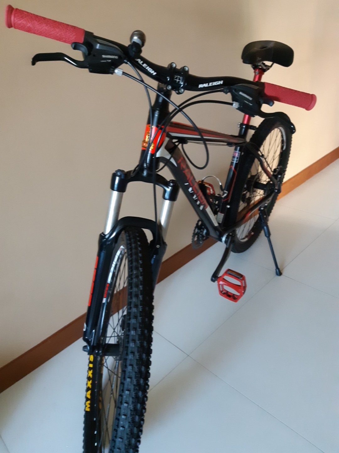 Raleigh m200 mountain bike price store