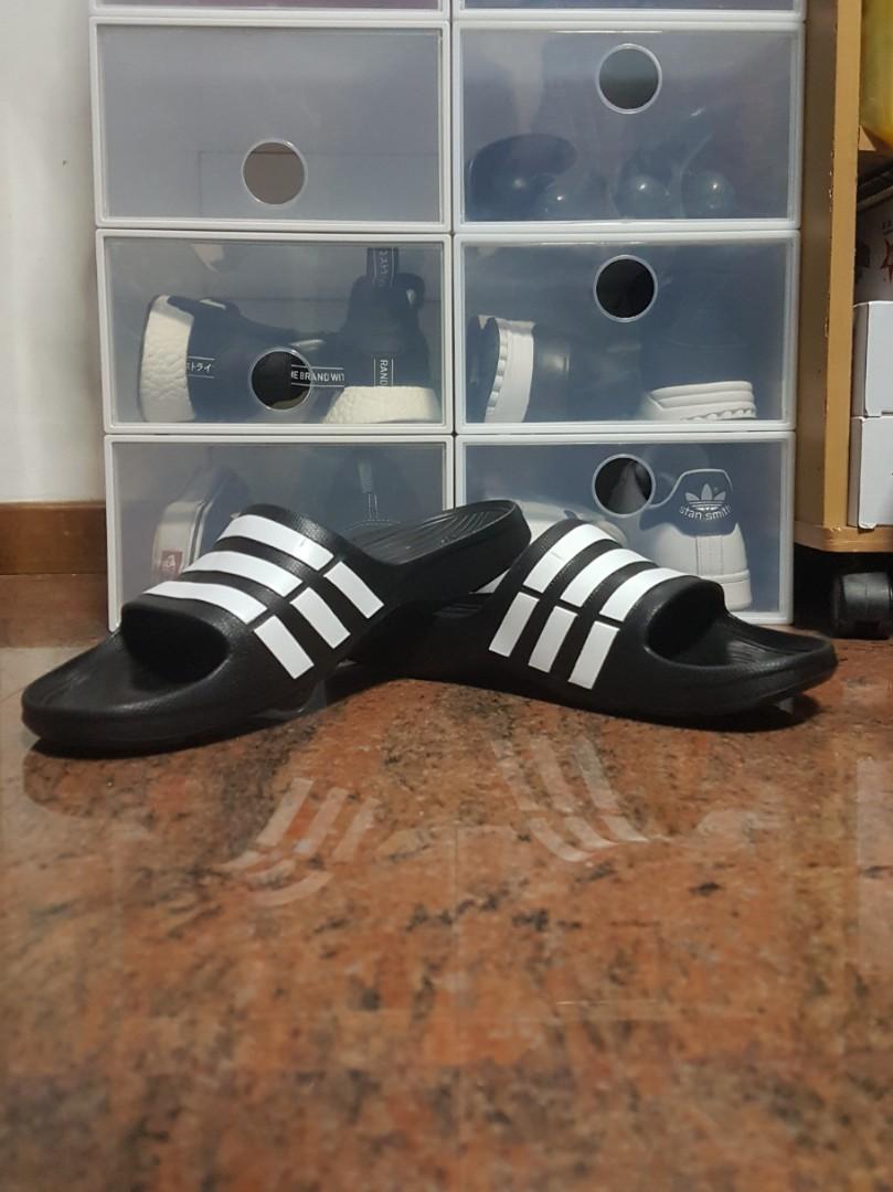 Adidas adilette vs duramo sale