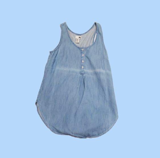 Levi’s denim tank top (Category: Jeans) located in Manila. Submitted by jbsquared (Listing ID 193617675, Image 1). Description: In good condition! No flaws 9.5/10 😊 Bought in Levi’s HongKong Size: XS (but can fit till Medium) ✨ Shipping fee: 100 pesos for metro Manila DM for more infos .