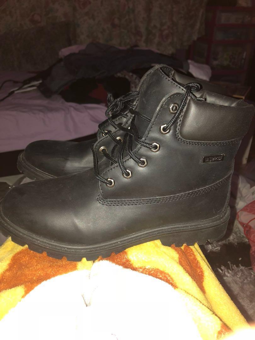 FAKE TIMBERLAND-ESQUE WATERPROOF BOOTS 