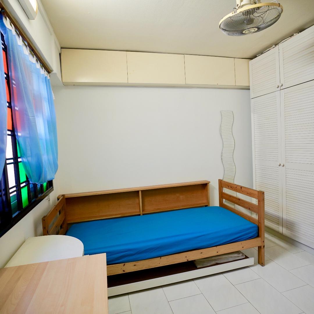 Room for 1 male tenant, privacy, Quiet, walking to MRT, market, clinics ...