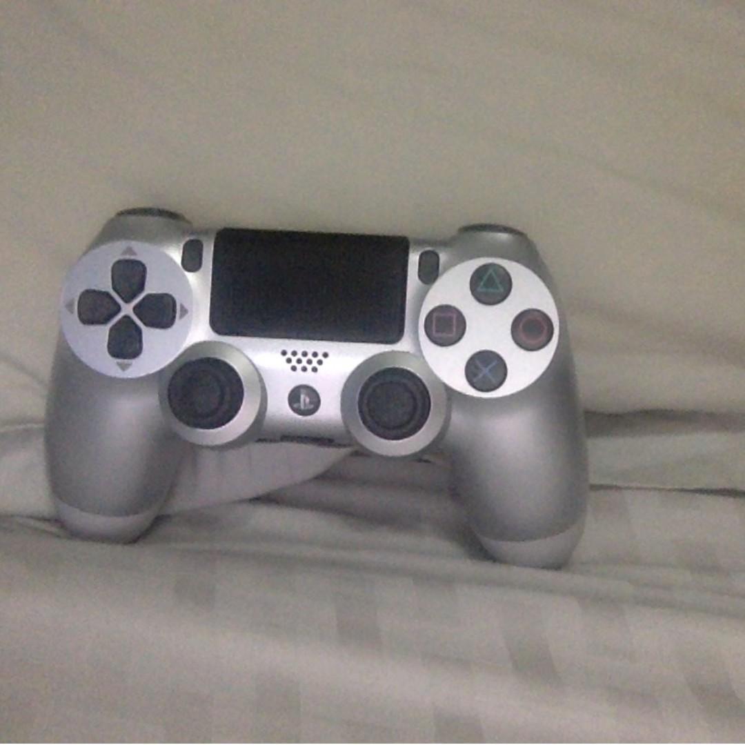 Ps4 Controller (Category: PlayStation) located in Singapore. Submitted by shaan_malik (Listing ID 194097514, Image 1). Description: Ive Used it a Couple times, Very good condition and amazing controller. Highly recommend. .