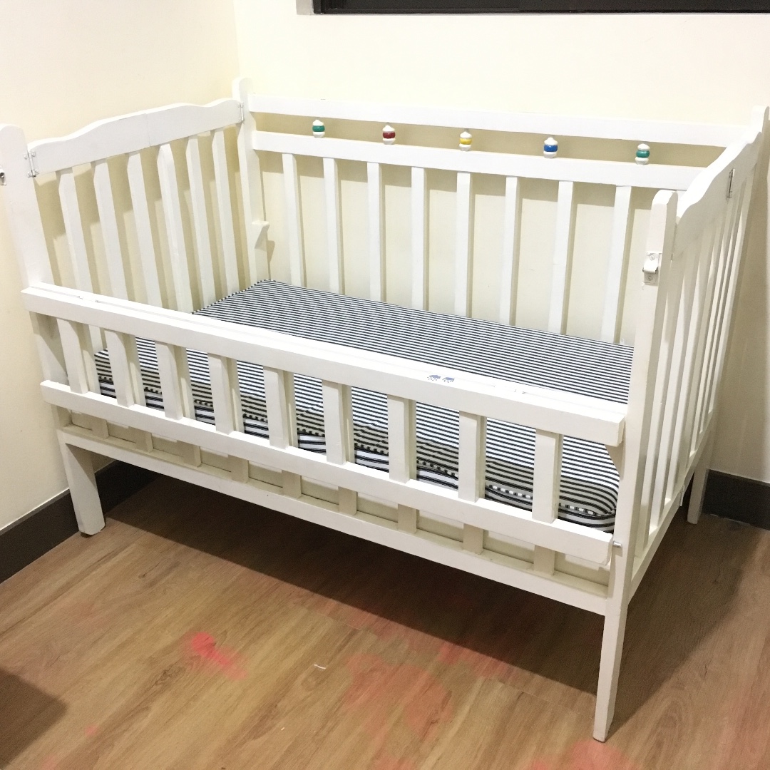 Drop Side White Baby Crib Foldable with Uratex Foam