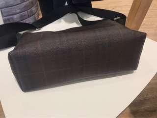 BURBERRY 背包招牌經典格紋，沈穩內斂的顏色，雖有使用過痕跡，但其功能性並無影響，台中新光三越購入，原購入價22000，高標者勿入，便宜賣，非專業賣家！長30cm、高20cm、寬10cm，附防塵袋、紙袋，義大利製。