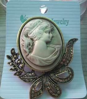 Victorian lady cameo brooch