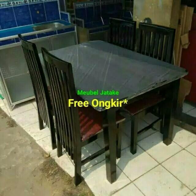 Meja Makan 4 Kursi Jari Jari Kayu Mahoni Minimalis Murah Perabotan Rumah Di Carousell Bagian ruang makan sering kali dijadikan sebagai meja makan minimalis 4 kursi ini dapat menjadi pilihan yang tepat bagi anda keluarga baru atau anda yang memiliki jumlah anggota keluarga yang.