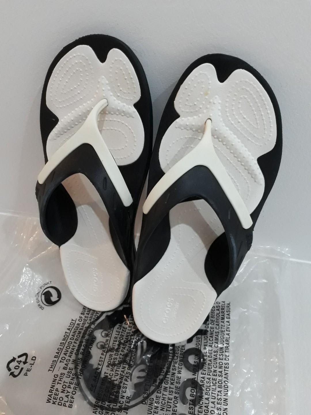 crocs dual comfort flip flops