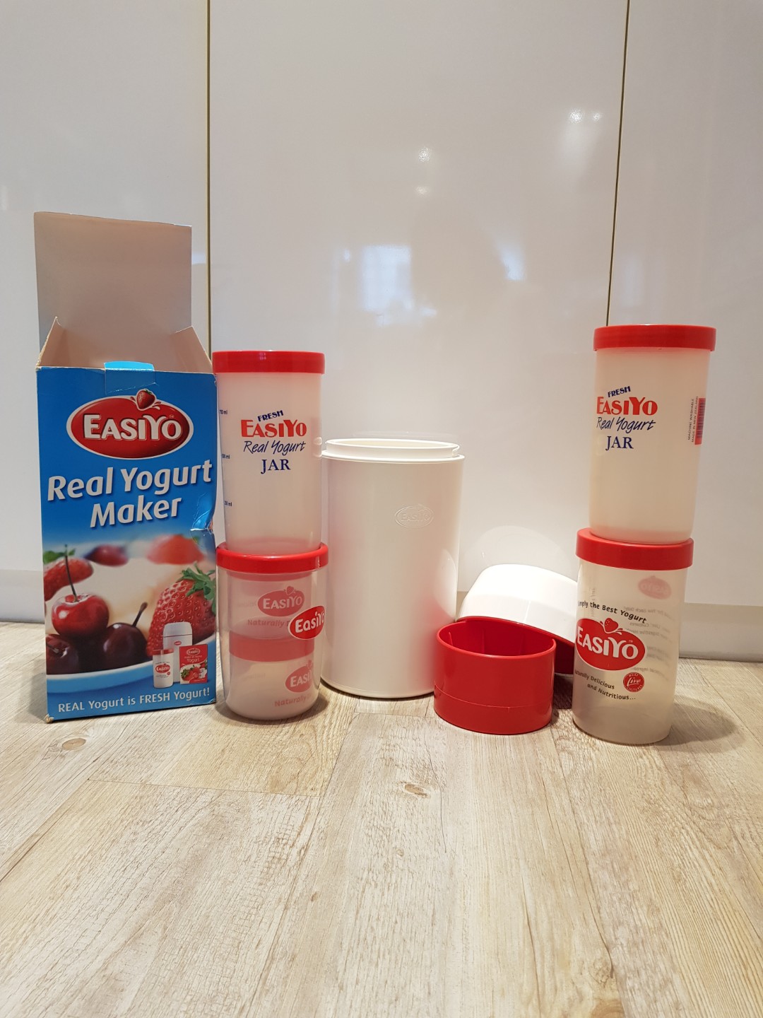 Easiyo Yogurt Maker + 4x1L jar + 2x Lunch taker containers, Furniture