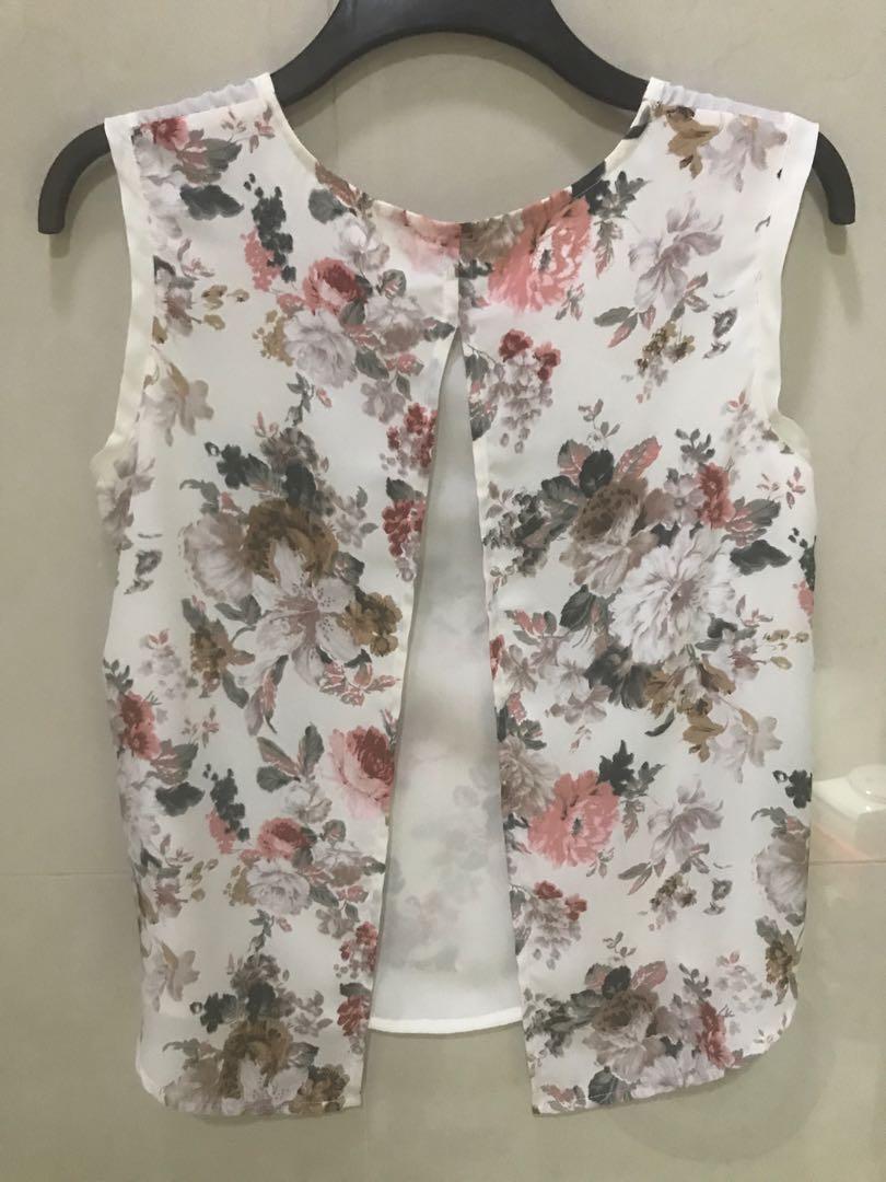 For Me Floral Print Blouse (Category: Blouses) located in Quezon City. Submitted by etc_79 (Listing ID 194510682, Image 2). Description: .