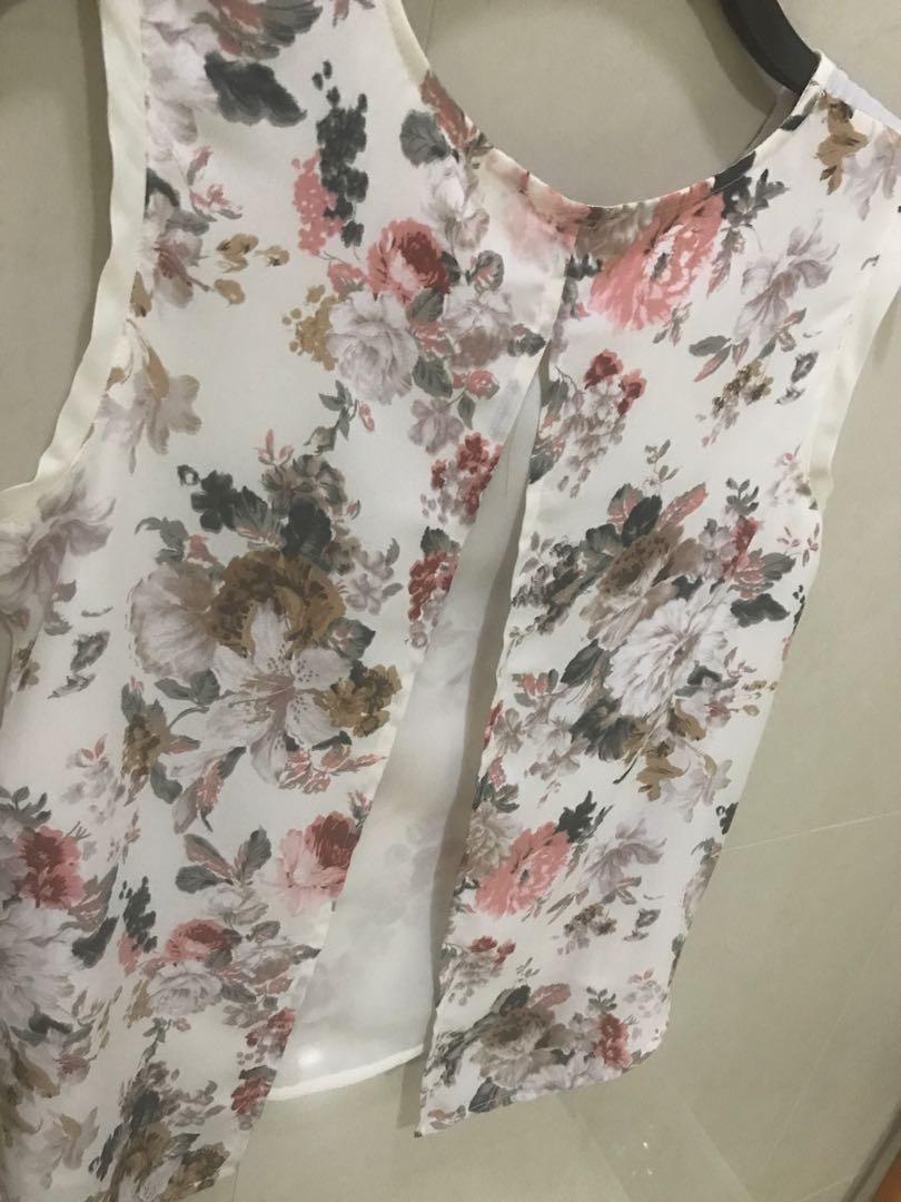 For Me Floral Print Blouse (Category: Blouses) located in Quezon City. Submitted by etc_79 (Listing ID 194510682, Image 3). Description: .