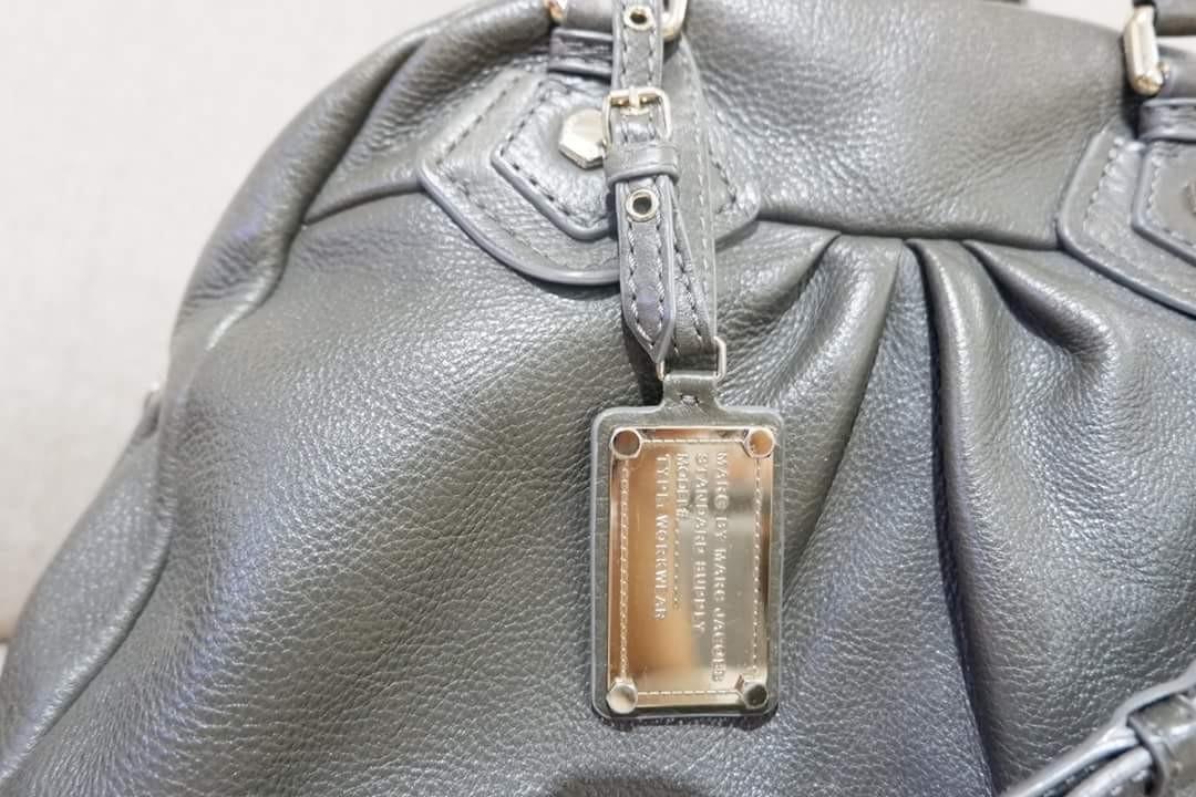 AUTHENTIC Marc Jacob bag (Category: Luxury Bags & Wallets) located in Makati City. Submitted by foukfouk (Listing ID 194765168, Image 2). Description: Authentic Marc Jacobs medium bowler. With strao. Shiny silver hardware. Taupe genuine cow. Leather..
