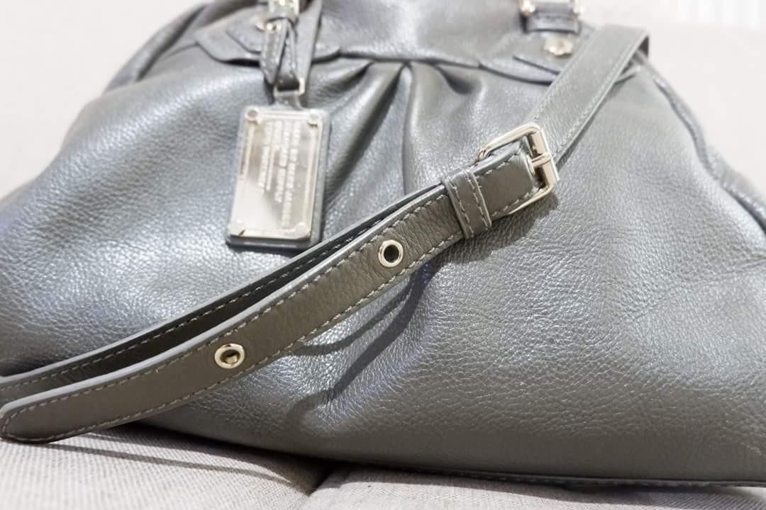 AUTHENTIC Marc Jacob bag (Category: Luxury Bags & Wallets) located in Makati City. Submitted by foukfouk (Listing ID 194765168, Image 3). Description: Authentic Marc Jacobs medium bowler. With strao. Shiny silver hardware. Taupe genuine cow. Leather..