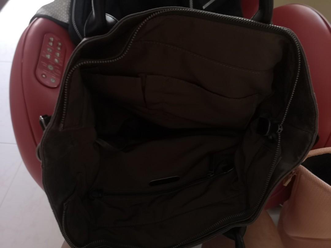 Kipling (Category: Tote Bags) located in Singapore. Submitted by tommylee79 (Listing ID 194650765, Image 3). Description: Want to present for wife birthday gift but she say too big for her, so want to let go. Price negotiable.