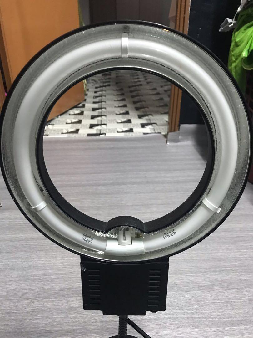 Ring Light (Category: Lighting & Studio Equipment) located in Kuala Lumpur. Submitted by mummyellysadtouch (Listing ID 194256166, Image 1). Description: Beli dah lama jarang pakai sbb nak jual ade yang lagi besar ringlight bkn untuk table sahaja ... tp bole msk sekali tripod stand juga... bole rujuk dlm gmbar contoh letak tripod stand (tripod stand x jual 😉 ) serius buyer ‼️‼️‼️ harge le bincang cod area sentul,kl.