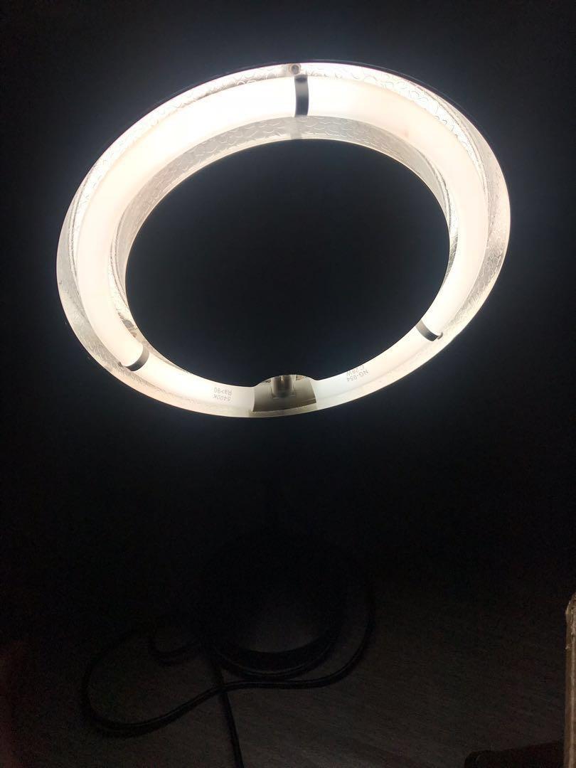 Ring Light (Category: Lighting & Studio Equipment) located in Kuala Lumpur. Submitted by mummyellysadtouch (Listing ID 194256166, Image 3). Description: Beli dah lama jarang pakai sbb nak jual ade yang lagi besar ringlight bkn untuk table sahaja ... tp bole msk sekali tripod stand juga... bole rujuk dlm gmbar contoh letak tripod stand (tripod stand x jual 😉 ) serius buyer ‼️‼️‼️ harge le bincang cod area sentul,kl.