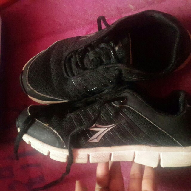 Sepatu Diadora Ori Women S Fashion Women S Shoes On Carousell