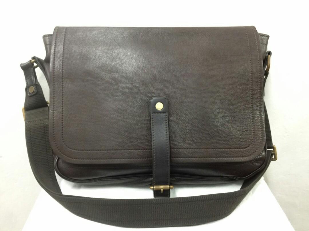 Louis Vuitton - Omaha Utah Leather Messenger Bag Coffee