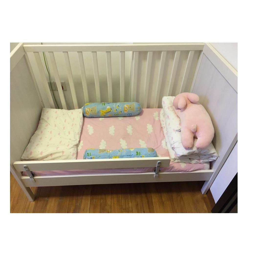 crib with removable side