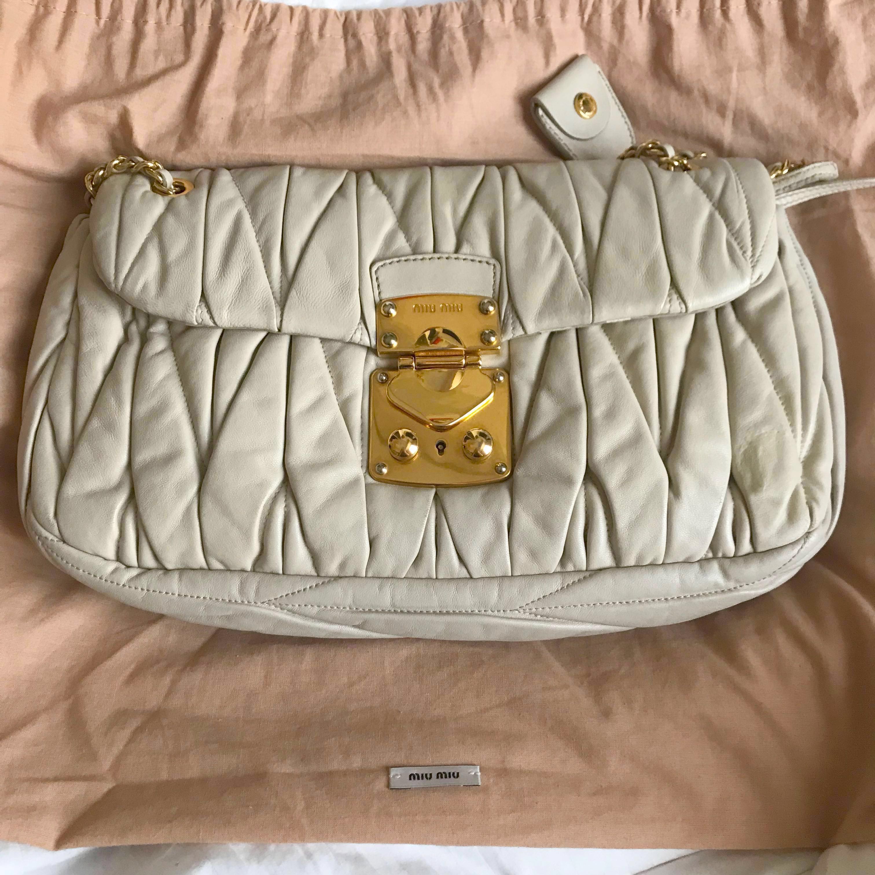 Miu miu nude crossbody/ shoulder bag, 名牌, 手袋及銀包 Carousell
