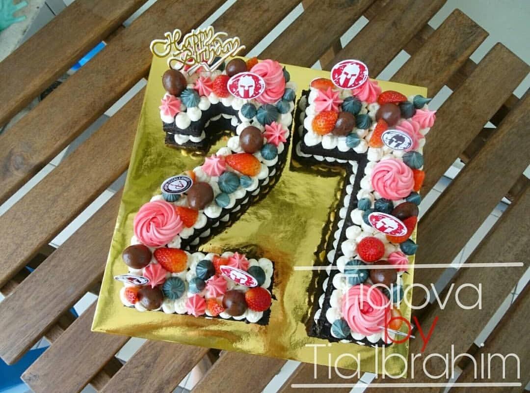 Monogram Cake Food Drinks Baked Goods On Carousell