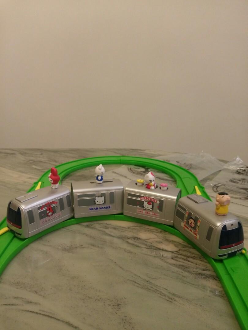 MTR 地鐵　香港　地下鉄　hello kitty 列車 🍂 MTR Hello Kitty Red Leaves Light Rail Train! Showcasing