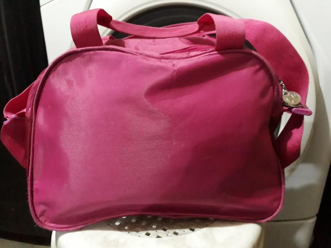 Barbie Shoulder Bag (Category: Diaper Bags & Wetbags) located in Las Pinas. Submitted by jaziyah6 (Listing ID 195237942, Image 3). Description: Used original barbie shoulder bag. Condition 9/10..