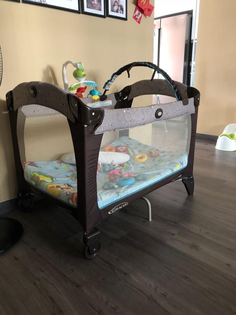 graco pack n play with bassinet and changer