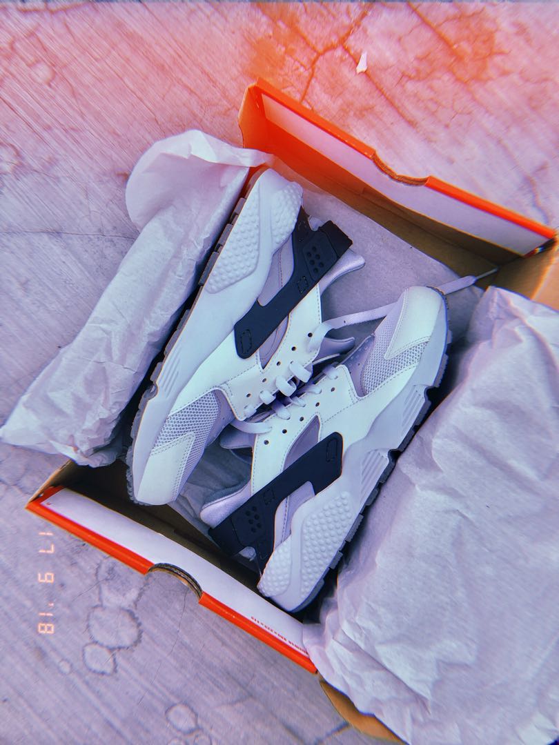 huaraches nike white and black