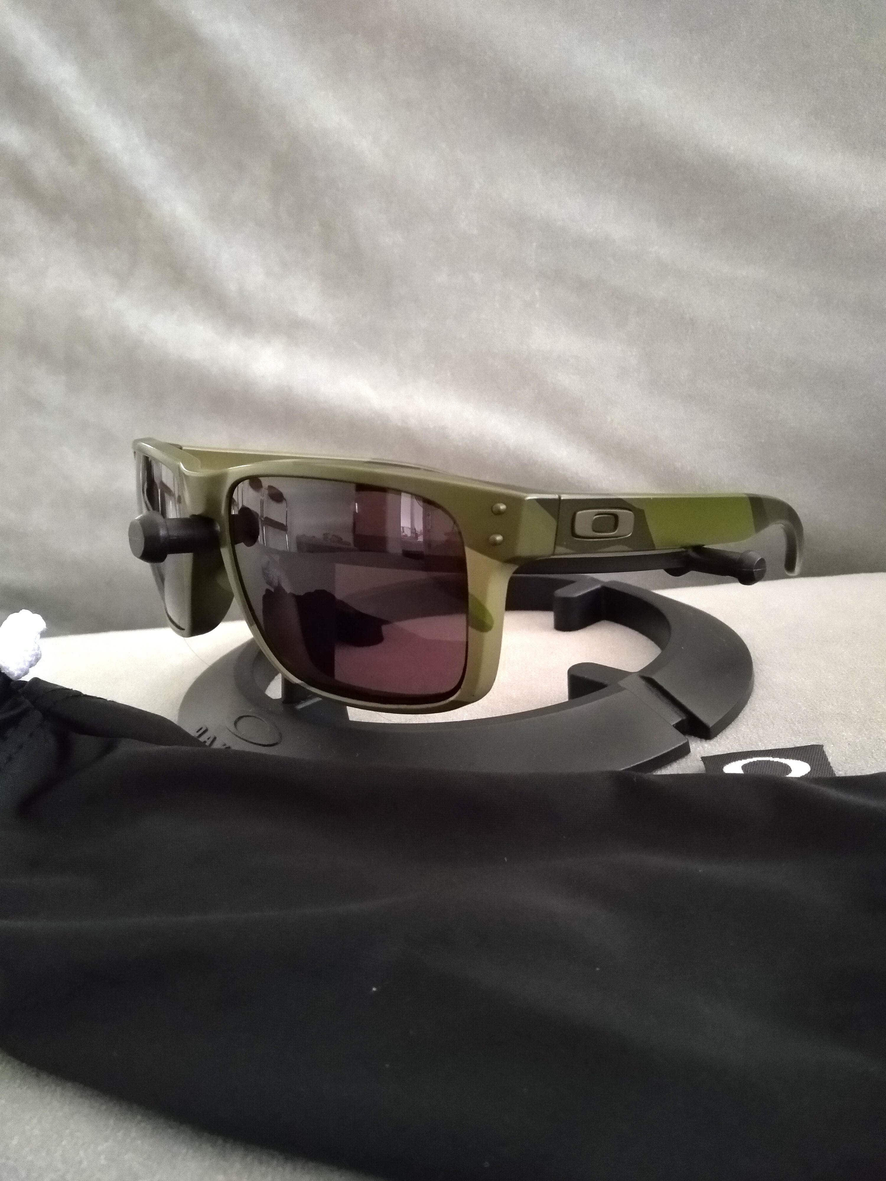 Oakley holbrook multicam tropic camo frame grey lens oo9102-b4, Men's  Fashion, Watches & Accessories, Sunglasses & Eyewear on Carousell