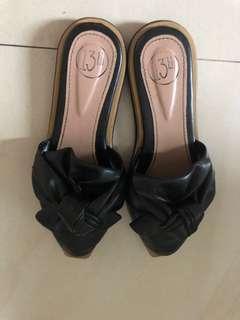 Sepatu hitam pita wanita