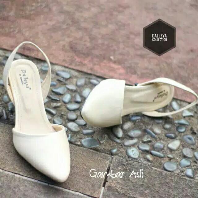 Dalleya Ruffle Pump Heels Sepatu Hak Tinggi Wanita Warna Krem Fesyen Wanita Sepatu Di Carousell