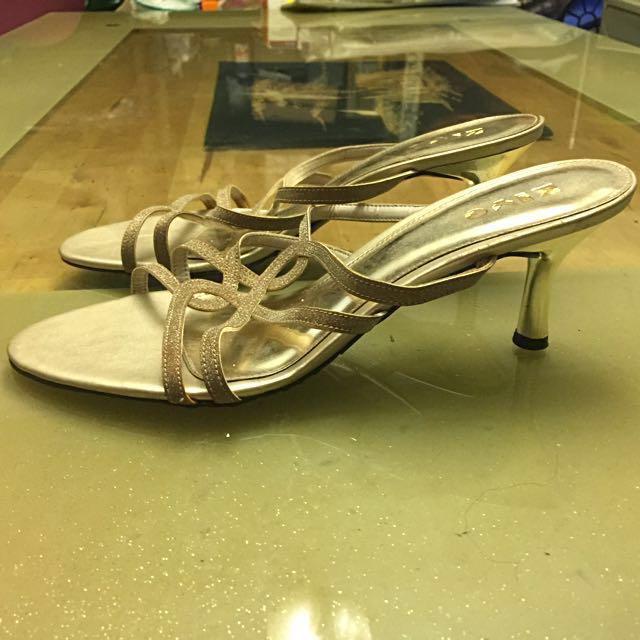 $5 Brand New Ladies Gold Shoes 👠 Size 7 