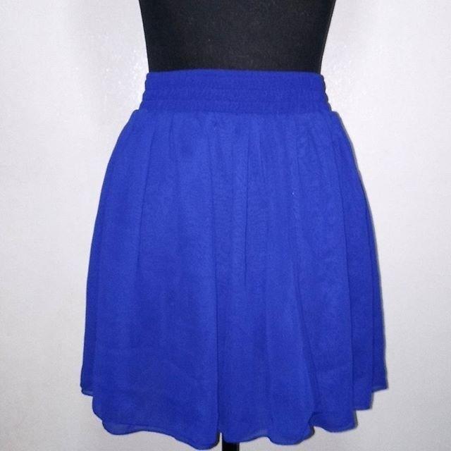 American Apparel Blue Chiffon Skirt (Category: Skirts) located in Makati City. Submitted by simpletreasuresks (Listing ID 195512156, Image 1). Description: American Apparel Blue Chiffon Skirt P100 Size: XS/S Fits: XS-M Garterized waistband, like brand new. Made in USA. Manage your expectations, this is preloved. Need to be washed. Actual color may be slightly different because of the lights during pictorial. #prelovedph #muraph #prelovedphilippin