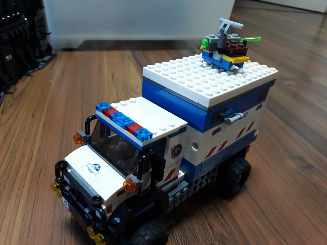 lego jurassic truck