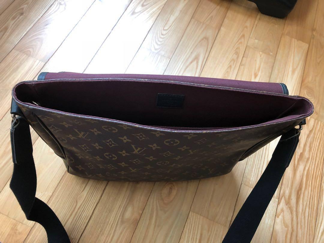 Authentic Louis Vuitton Men Messenger Bag, Men's Fashion, Bags, Sling