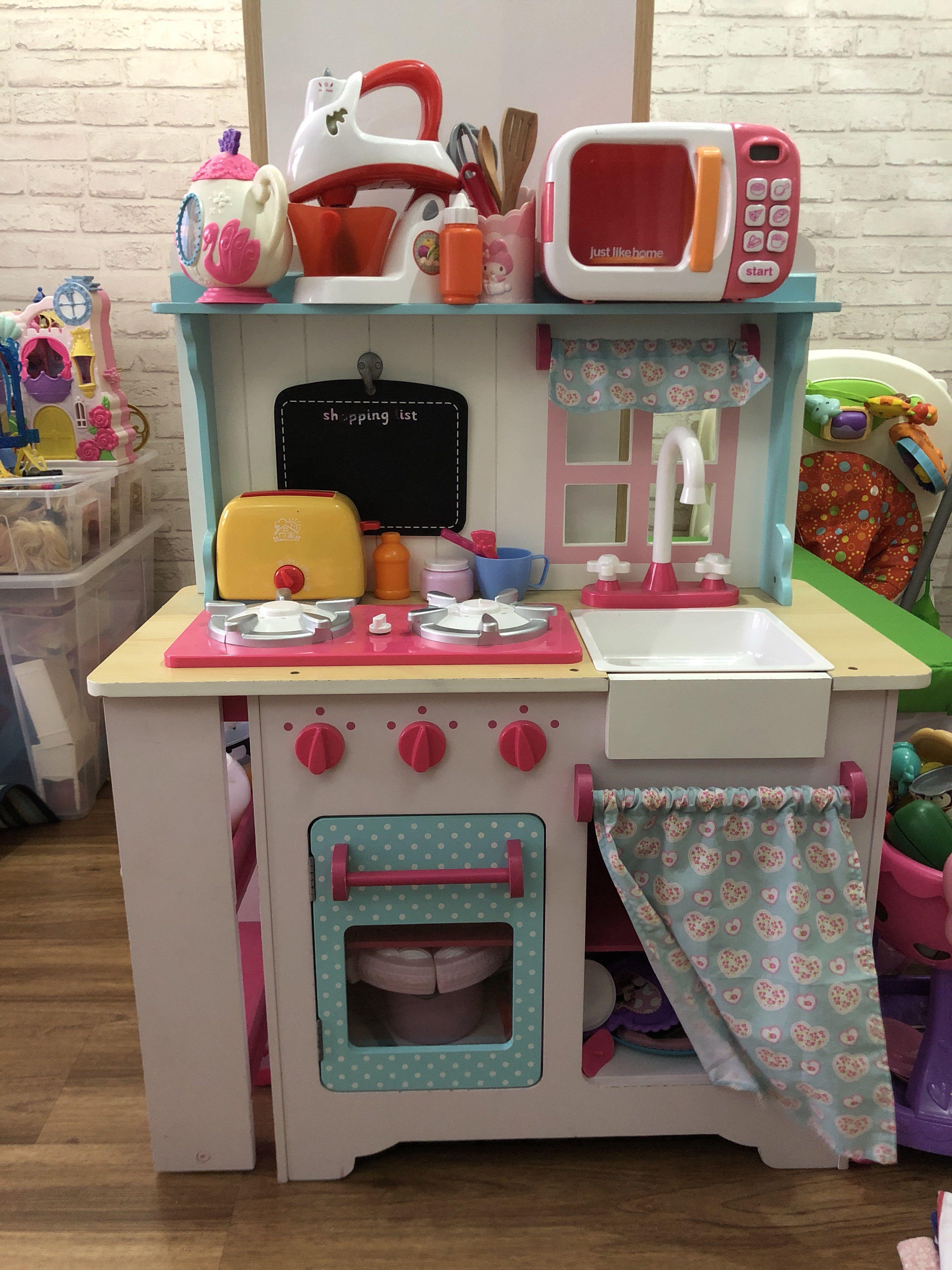 elc wooden cottage kitchen