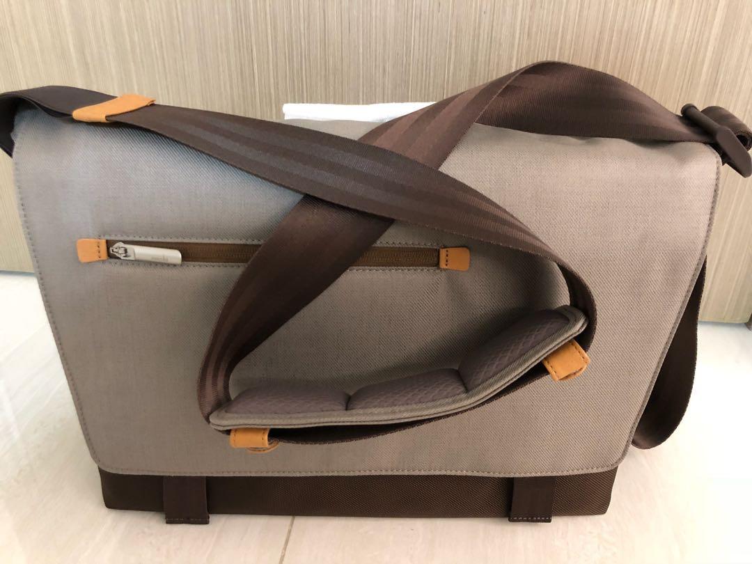 moshi aerio messenger bag