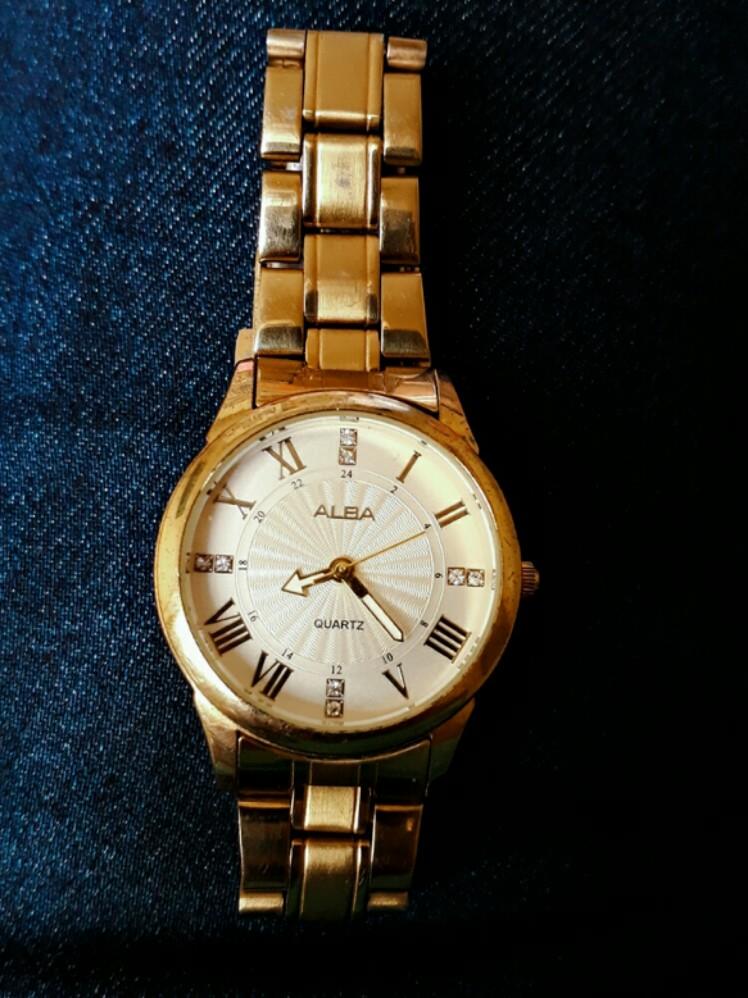 Alba gold watch Clearance