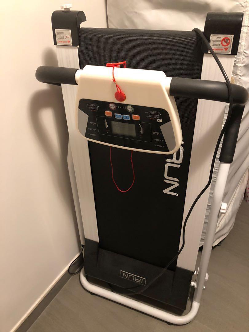 Universe I Run 折疊式電動跑步機 運動產品 運動與健身 運動與健身 有氧健身器材 Carousell