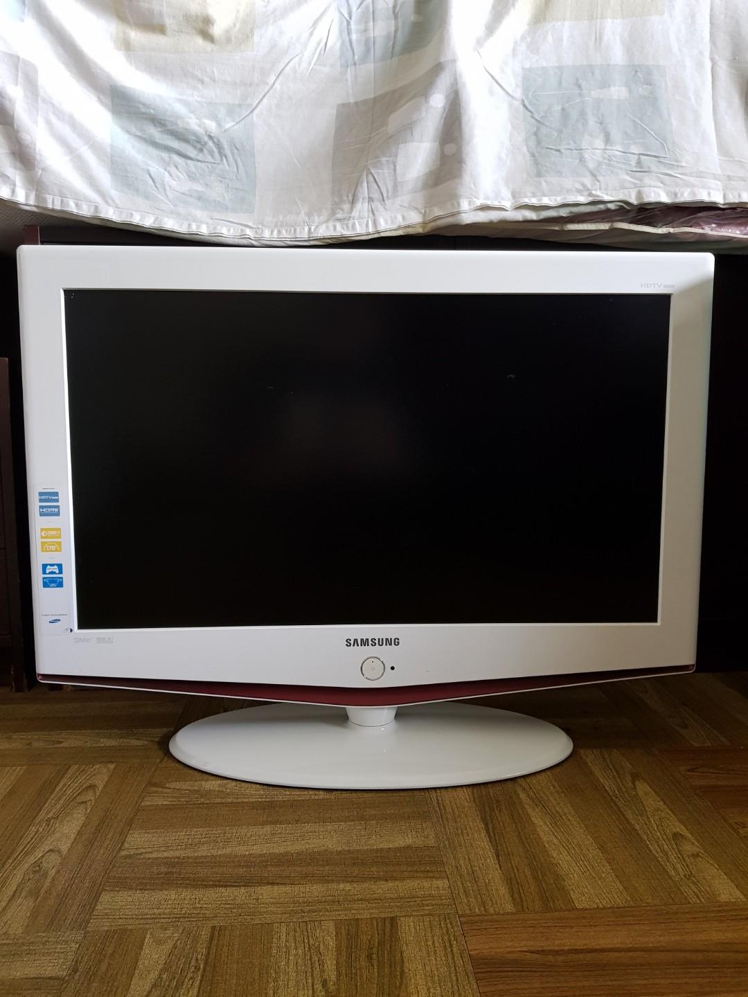 Used but very good condition Samsung 32" White TV, TV & Home Appliances